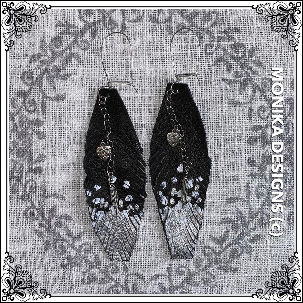 HANDMADE feather earrings 🖤💕